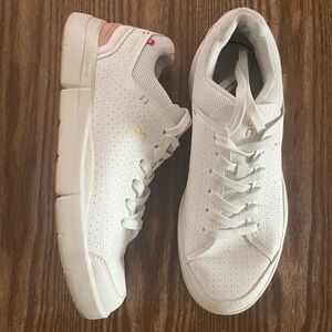 On Running White the Roger size 7.5 Women’s